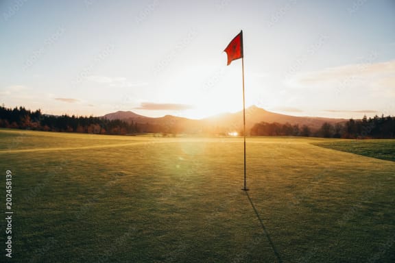 a red flag on a golf course