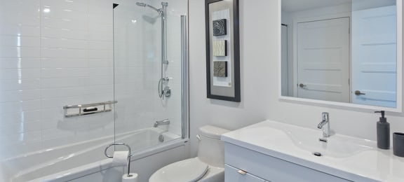 Lumineau in Sherbrooke, QC bathroom with full sized bathtub