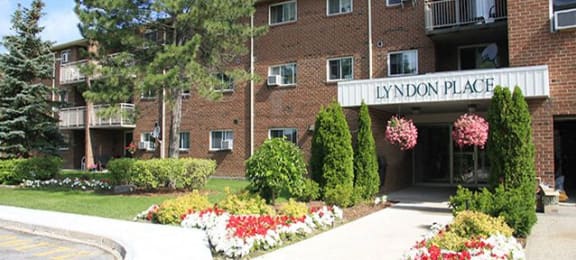 Lyndon Place exterior image of front entrance in Niagara Falls, ON