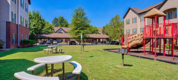 The Parc at Clarksville apartments in Clarksville Tennessee photo of outdoor tables