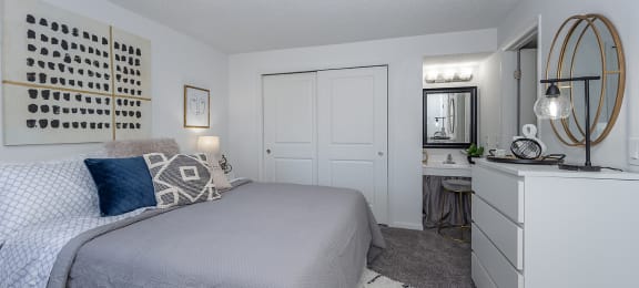 Bedroom interior decor1 at Sandhurst Apartments, Zanesville, OH, 43701