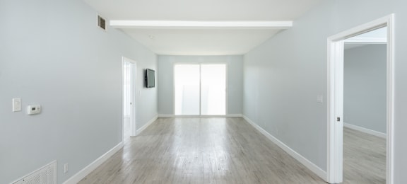 Stark white walls in apartments fo rent in Hollywood