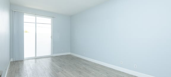 White and big livingroom in apartment for rent in Hollywood