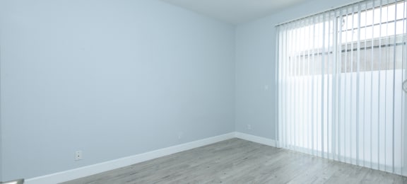 big spaces in apartment for rent in Hollywood