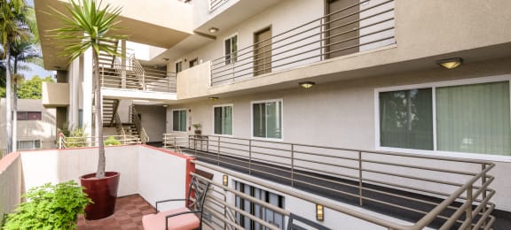 Apartments for rent with balconies in Hollywood