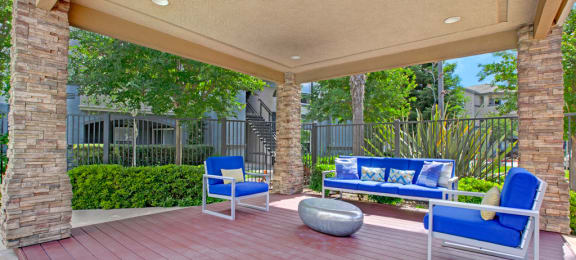 Outdoor Seating Area | Sacramento Apartments | Broadleaf Apartments