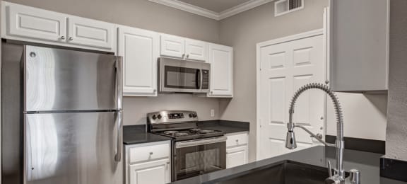 Modern Kitchen | Apartments For Rent Sacramento California | Broadleaf Apartments