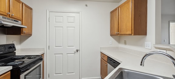 Classic Kitchen 2 at Weston Circle and Wicklow Square Apartments in Fredericksburg VA