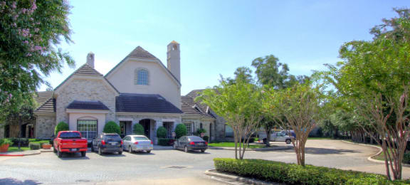 Gated community in Houston with attached and detached garages, covered parking, 24-hour fitness center with showers and lockers, beautiful landscaping and scenic views.