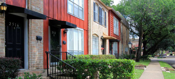 Townhomes near the Galleria with a small community feel, tree lined residential setting, immediate access to public transportation and freeways, within walking distance to restaurants, shops, and Entertainment at Briarwood Apartments in Houston.