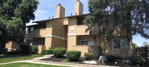 Apt building with Grass in front Sutter Ridge Apartments | Rocklin CA Rentals