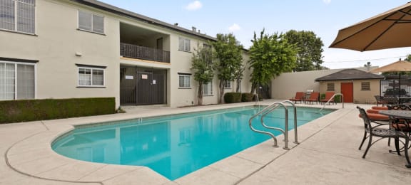 Apartments in Van Nuys, CA outdoor pool