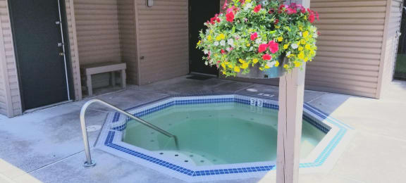 Hot tub at Waverly Gardens Apartments, Portland, OR