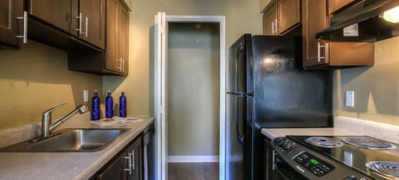 Fully Equipped Kitchen at Waverly Gardens Apartments, Oregon, 97233
