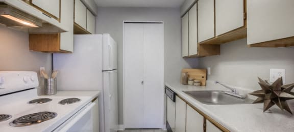 Fully Furnished Kitchen at Waverly Gardens Apartments, Oregon