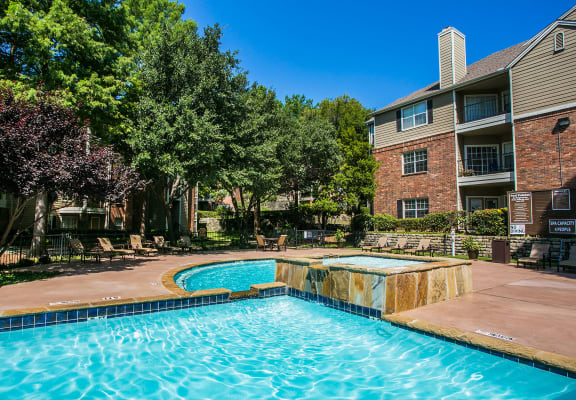 Beautiful swimming pool and hot tub Jacuzzi at North Irving Apartments