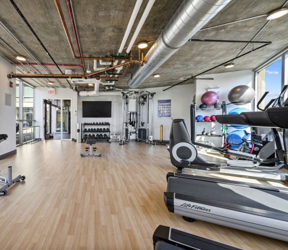a workout room with treadmills and other exercise equipment at Lakeview 3200 Apartments, Chicago, IL, 60657