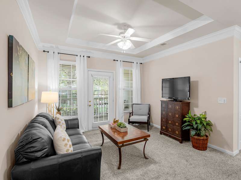 Creekside Apartment Homes living room image in Overland Park