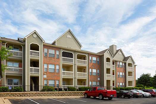 Exterior view of Stonebriar Apartment Homes in Overland Park