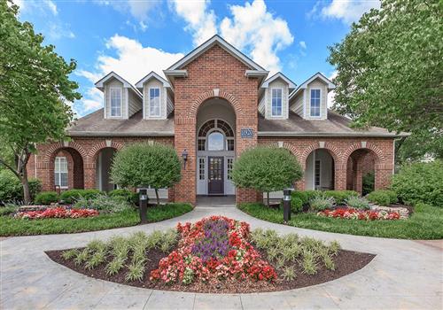 Exterior view of Creekside Apartment Homes in Overland Park