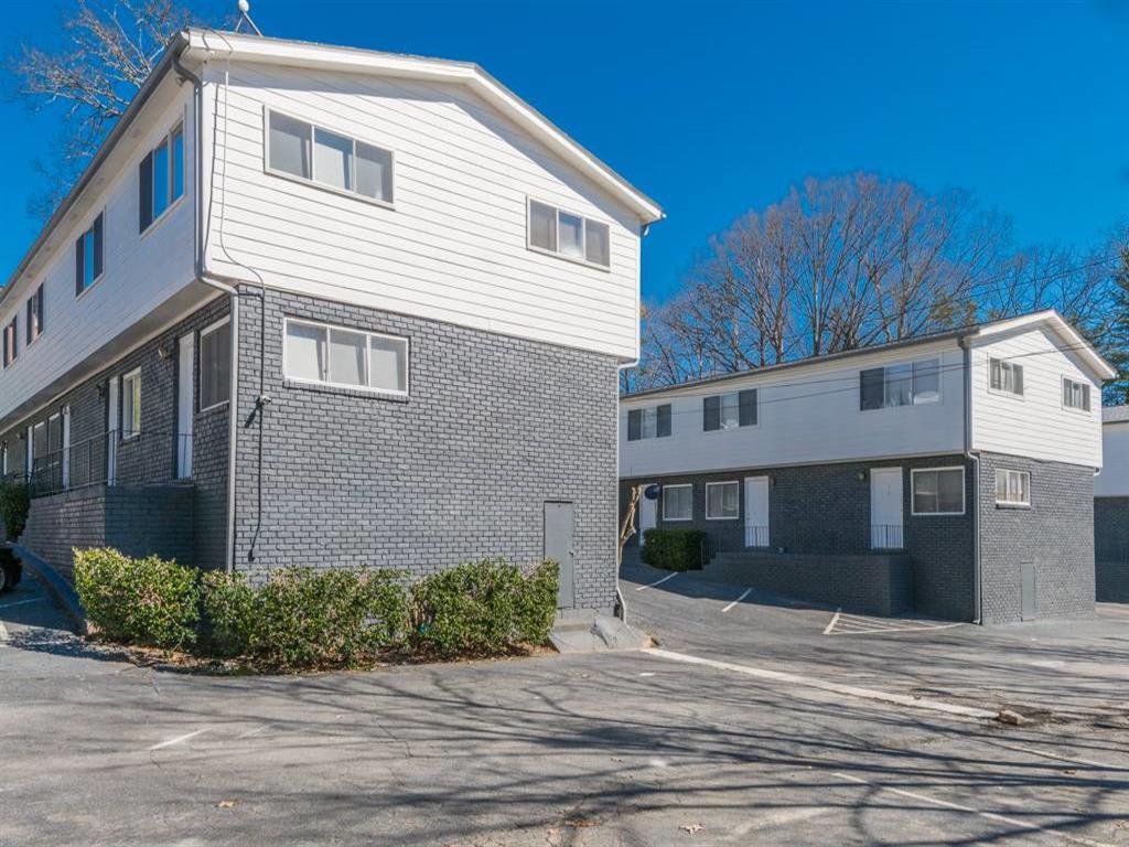 Photos of Our Apartments & Townhomes in Sandy Springs, GA