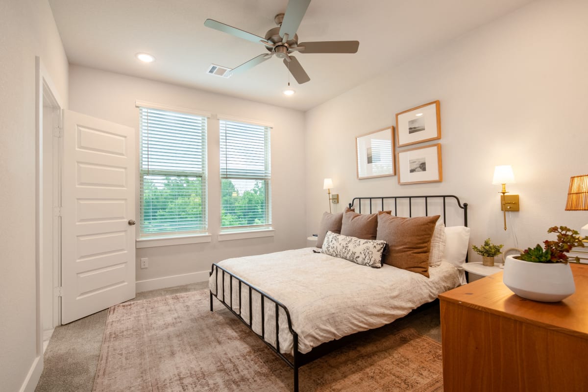 Mission at Johnson Creek apartment photo
