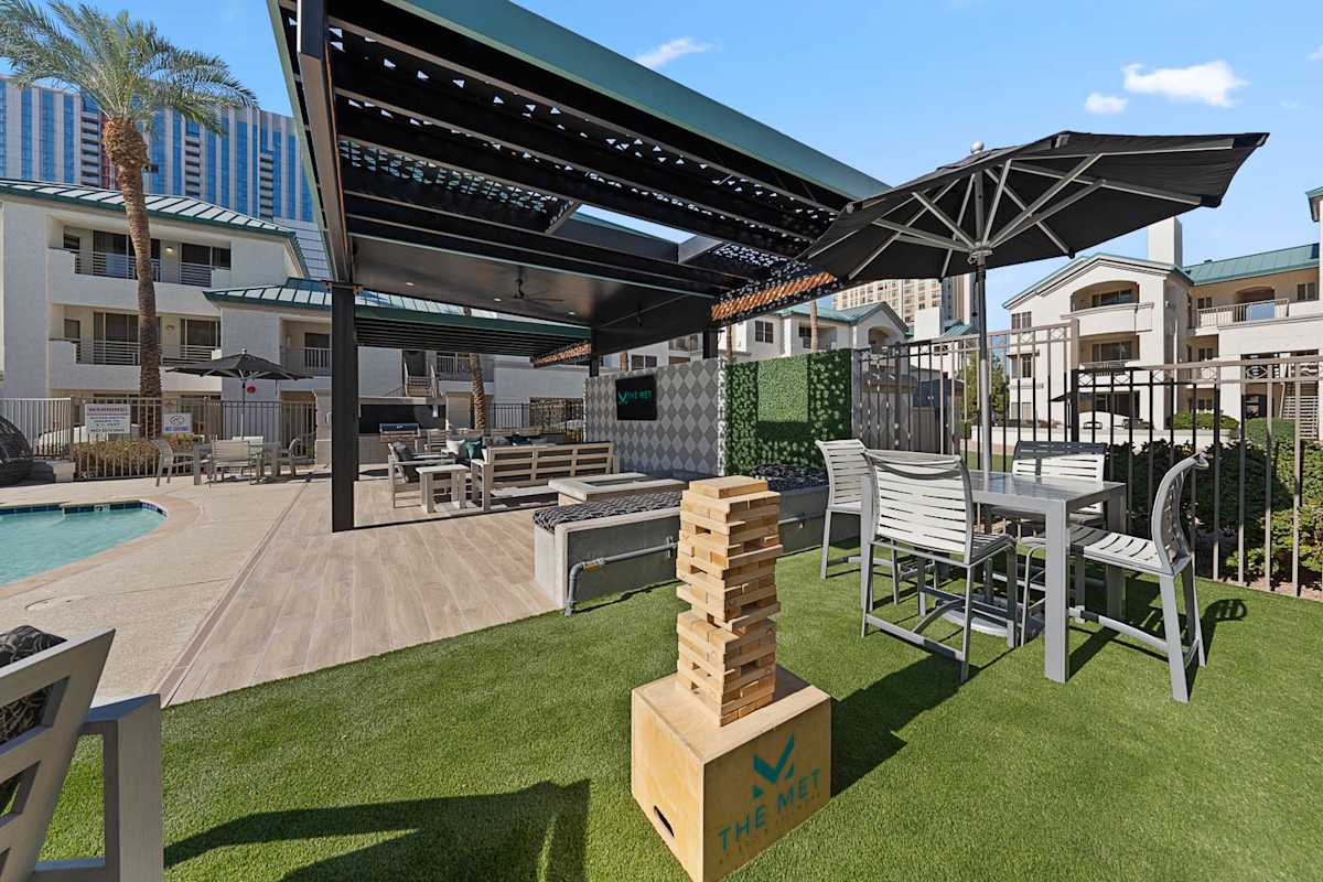 Shared outdoor space at The Met at 3rd and Fillmore.