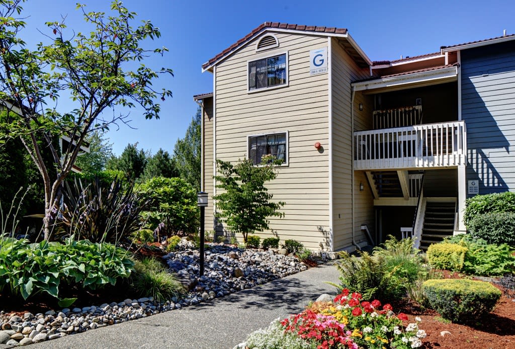Lake Washington Apartments, Renton | 2000 Lake Washington