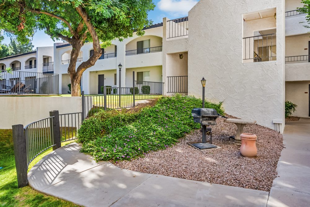 Courtyard and grounds at Tides on East Cactus.