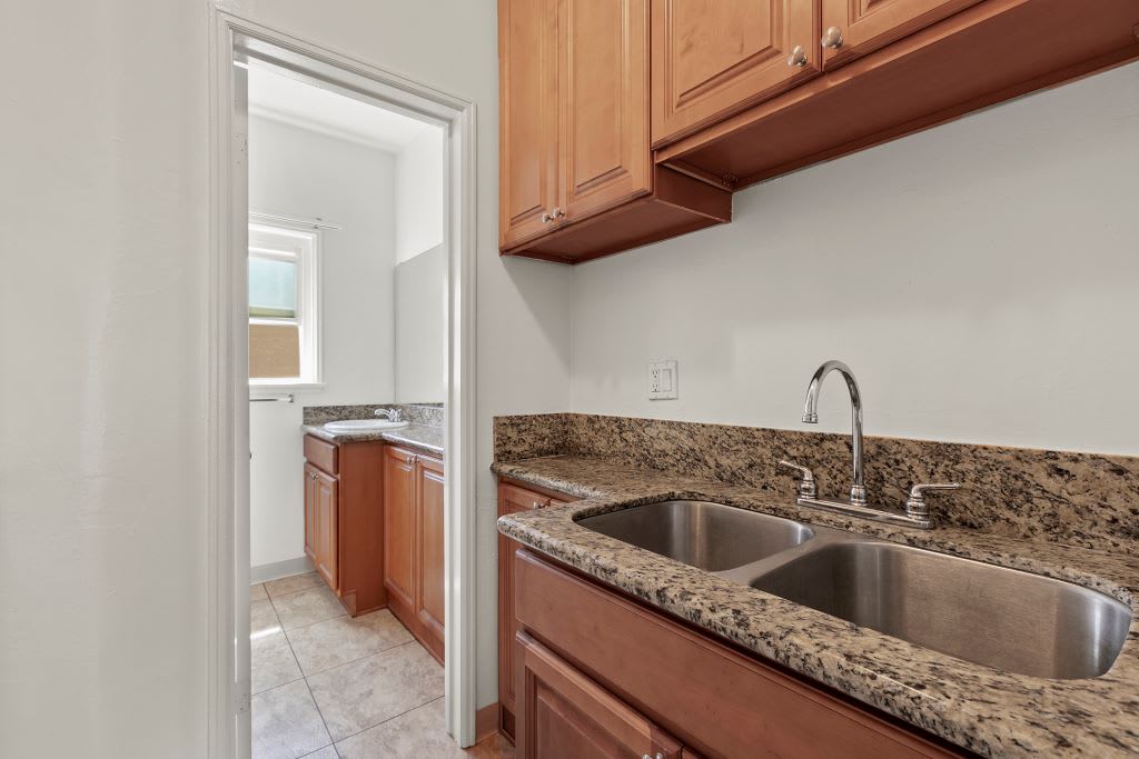 Photos and Video of Baldwin Manor and Windsor Manor Apartments in Los