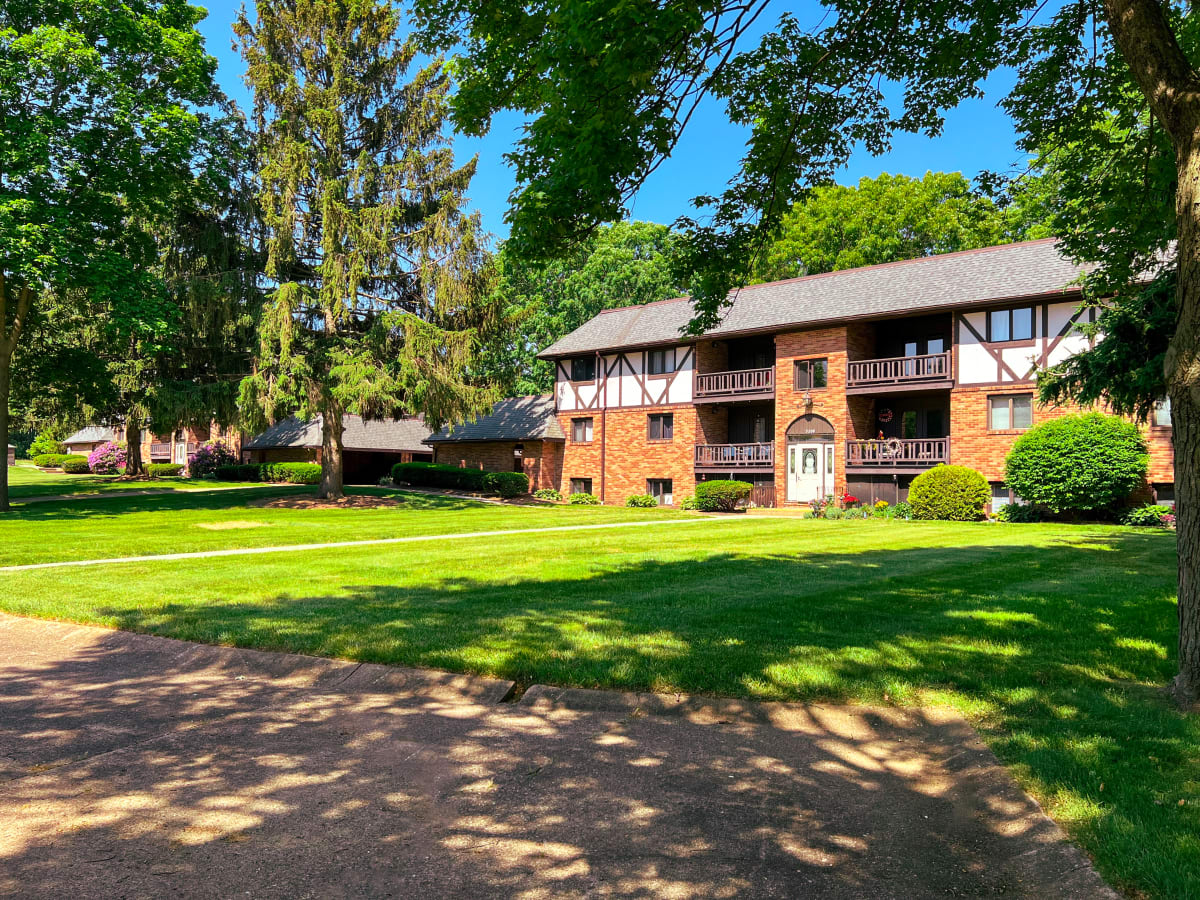 Photos and Video of Carriage Hill Apartments in Canton, OH