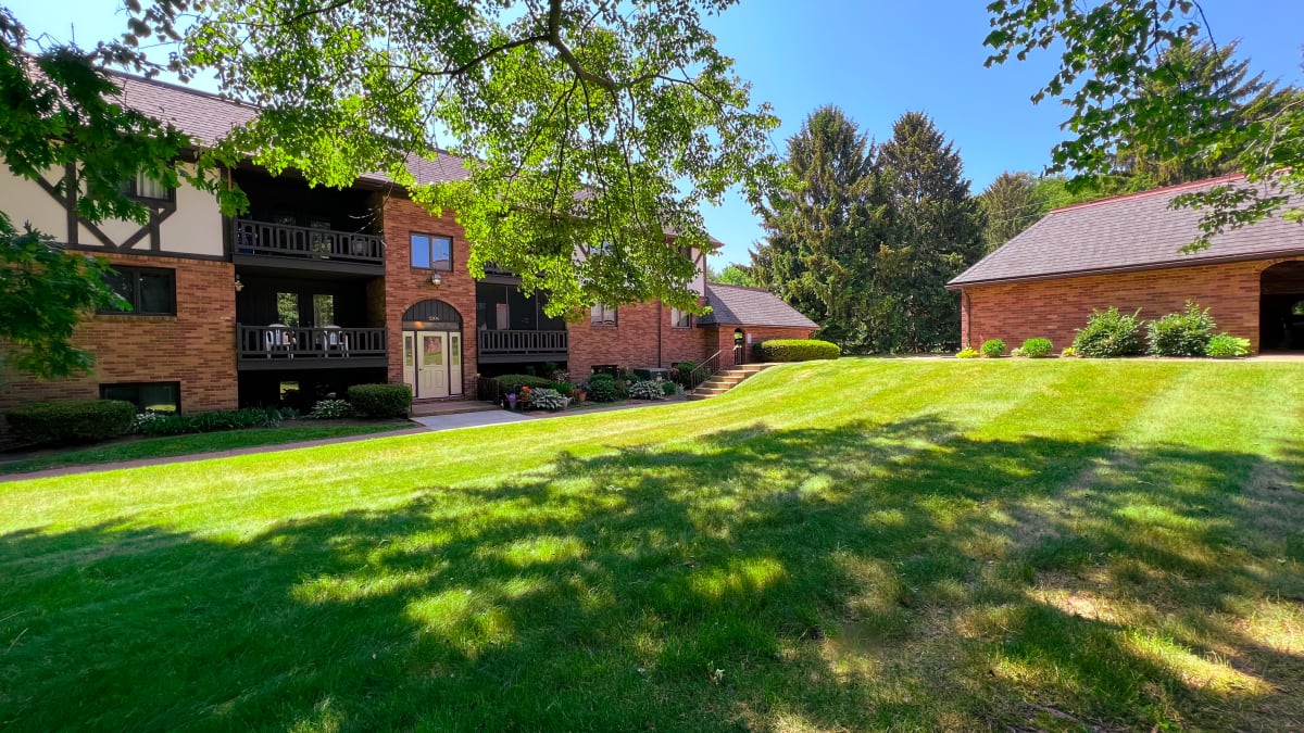 Photos and Video of Carriage Hill Apartments in Canton, OH