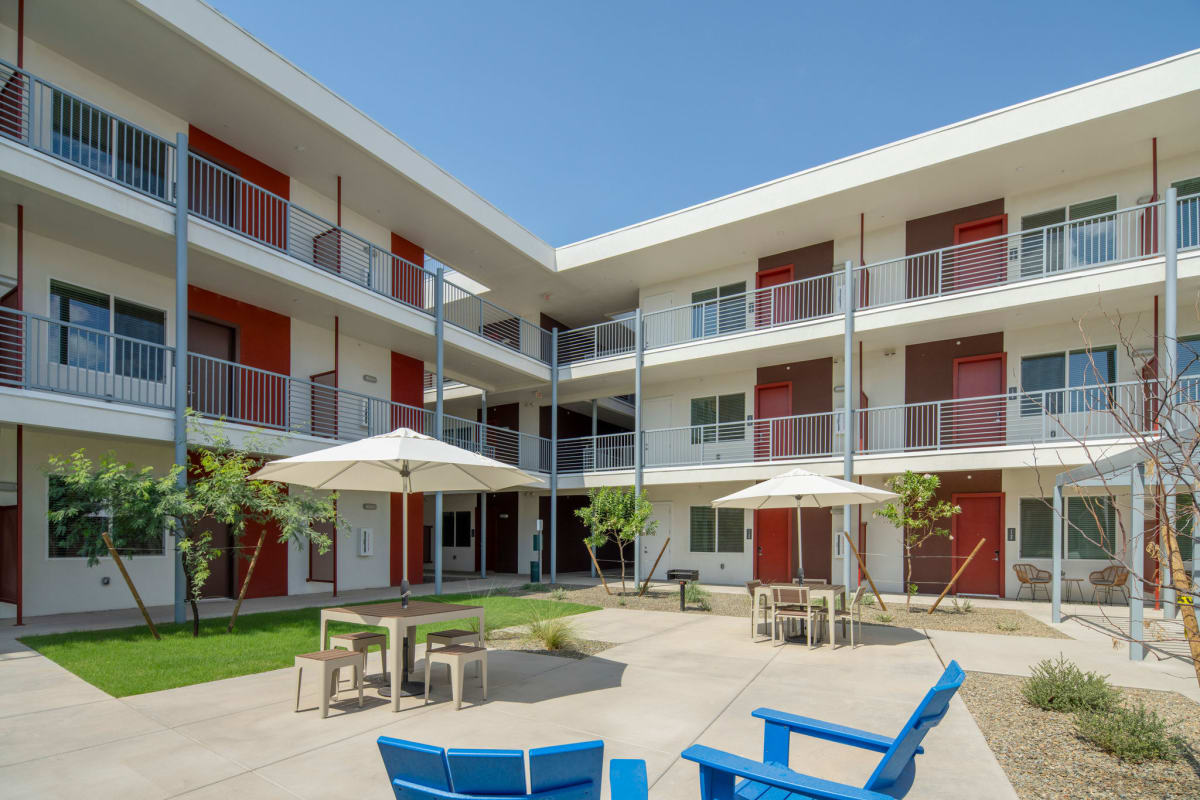 Shared outdoor space at Streamliner 67th.