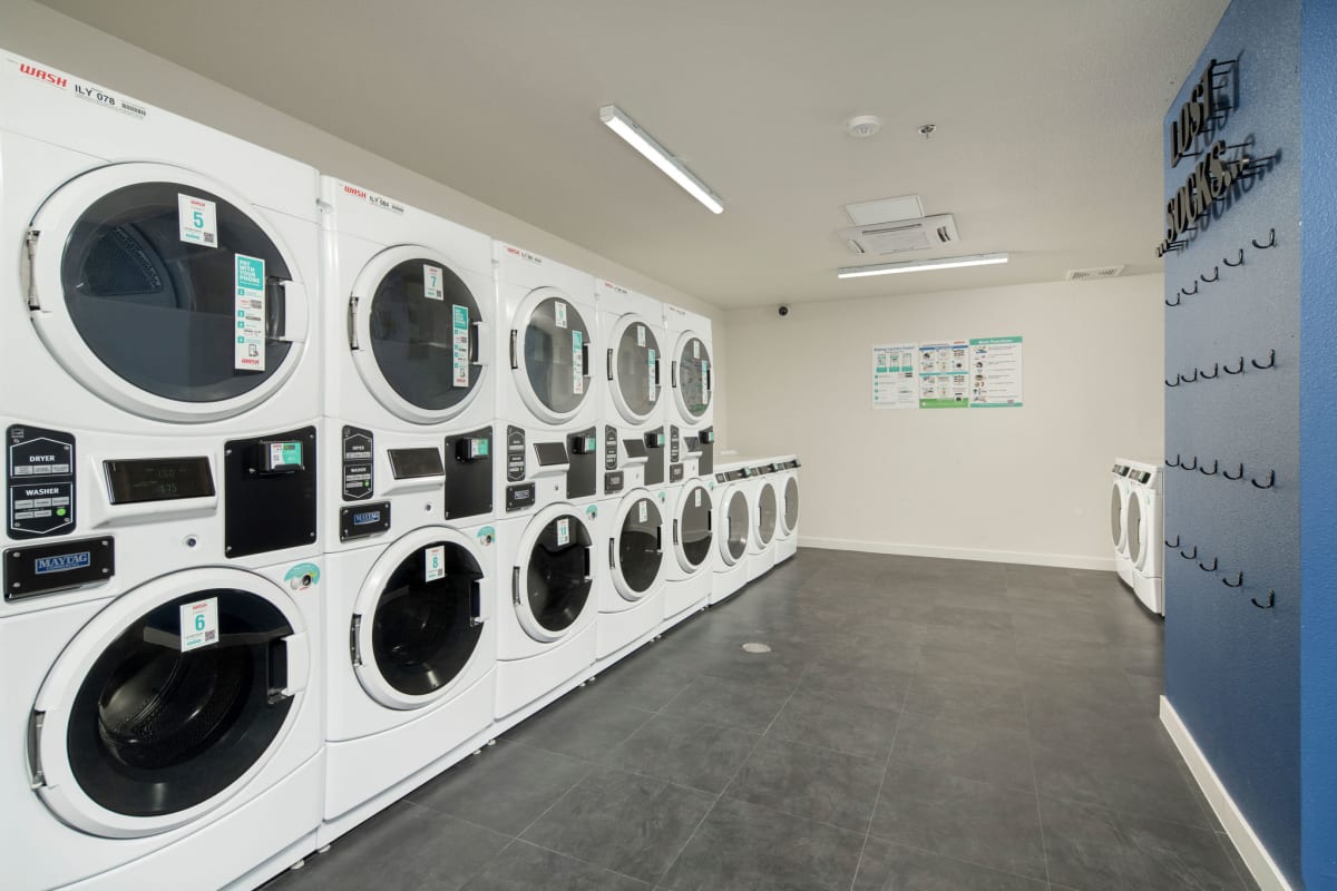 Shared laundry room at Streamliner 67th.