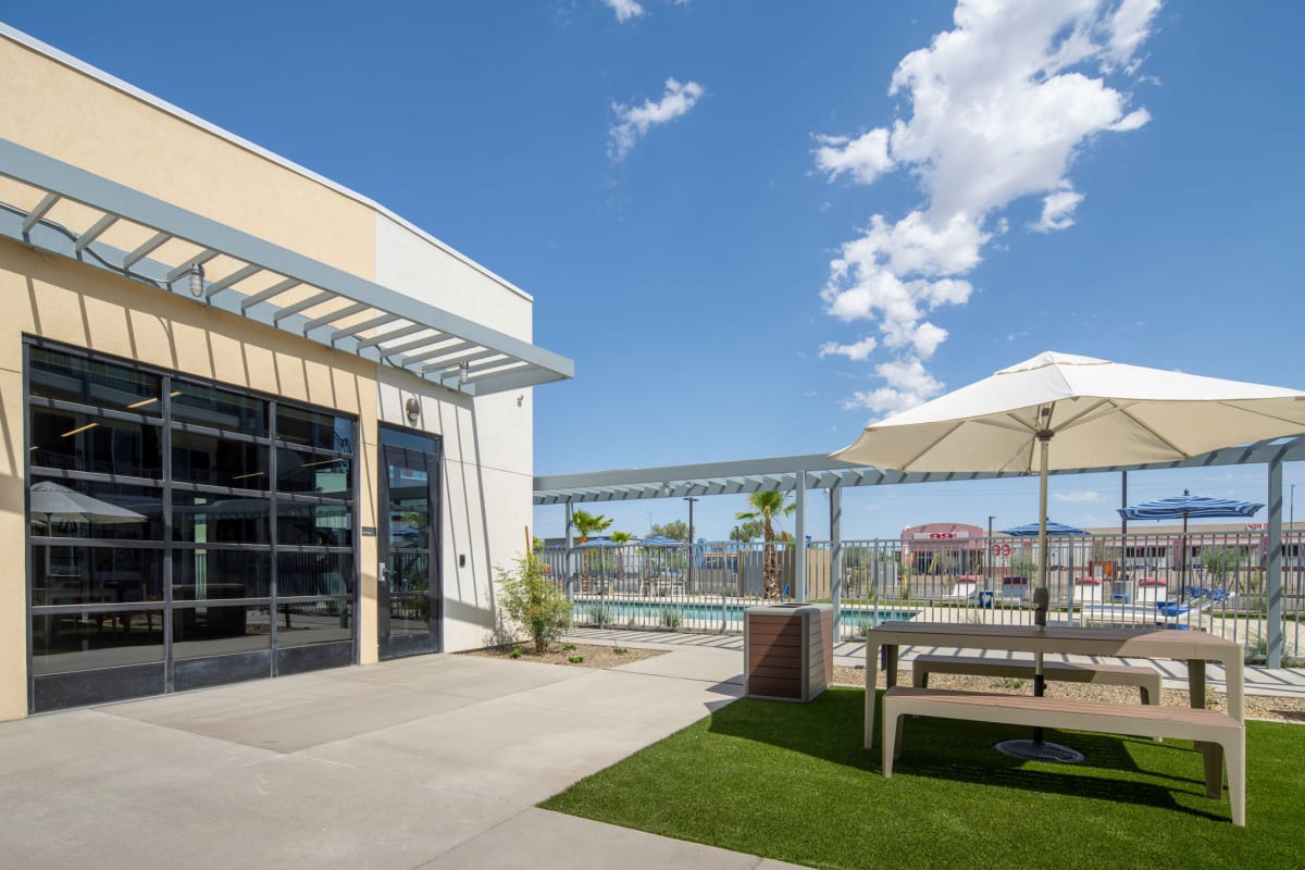 Shared outdoor space at Streamliner 67th.