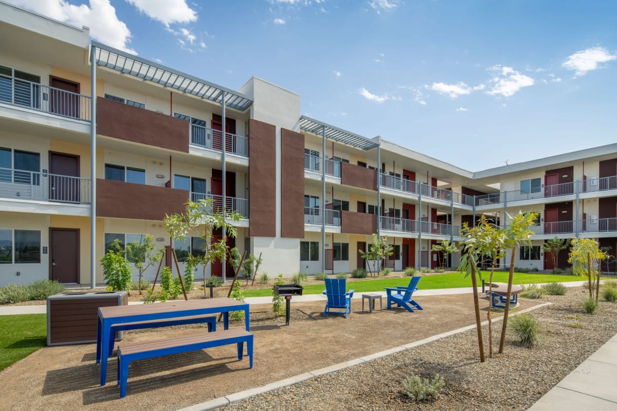 Shared outdoor space at Streamliner 67th.