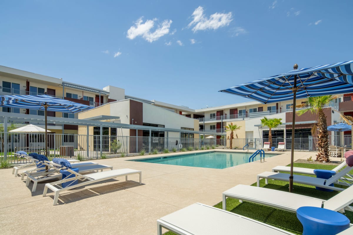 Pool and poolside area at Streamliner 67th.