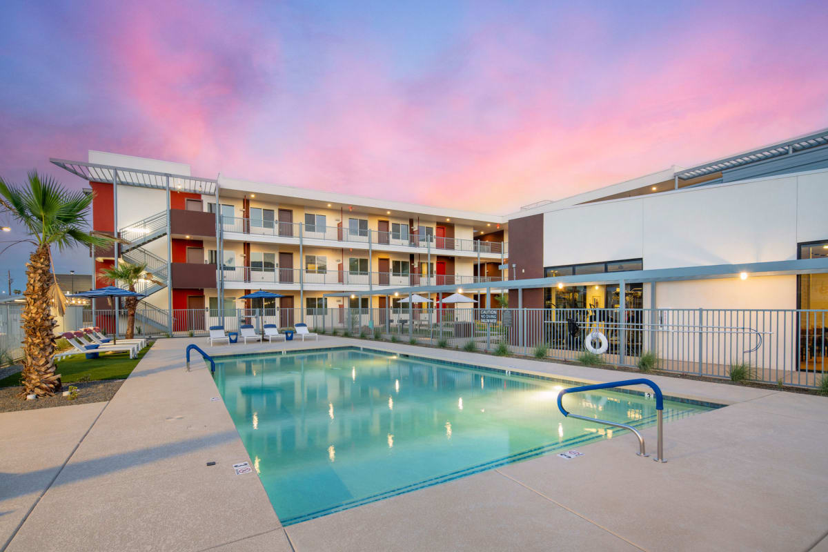Pool and poolside area at Streamliner 67th.