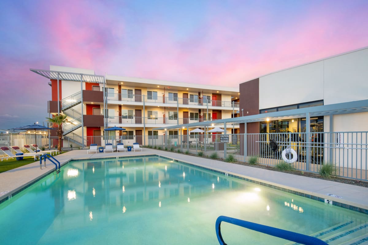 Pool and poolside area at Streamliner 67th.