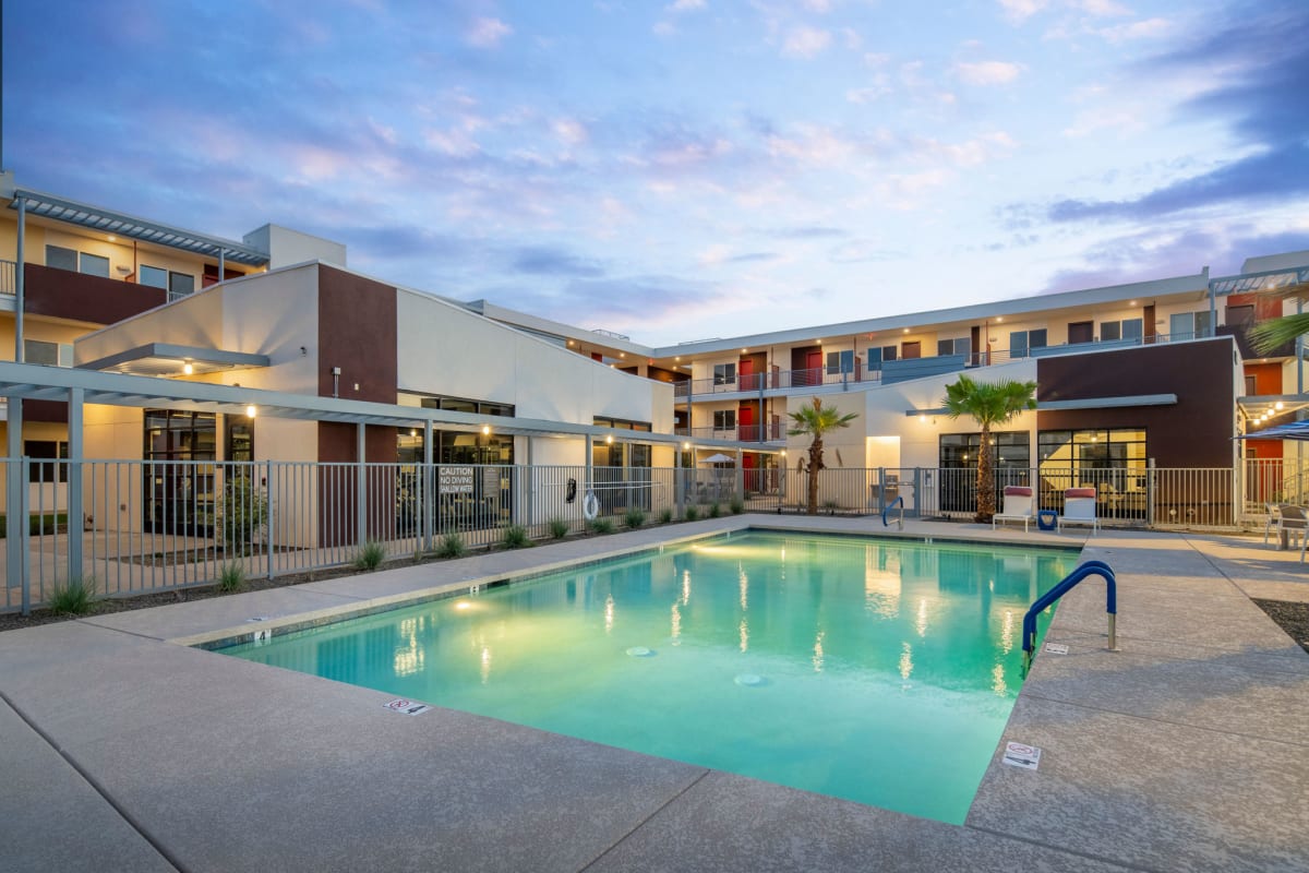 Pool and poolside area at Streamliner 67th.