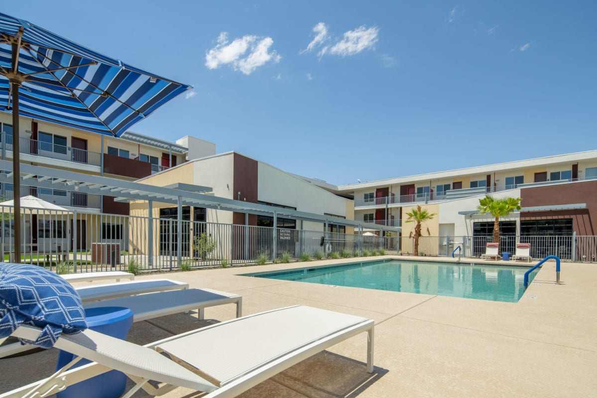 Pool and poolside area at Streamliner 67th.