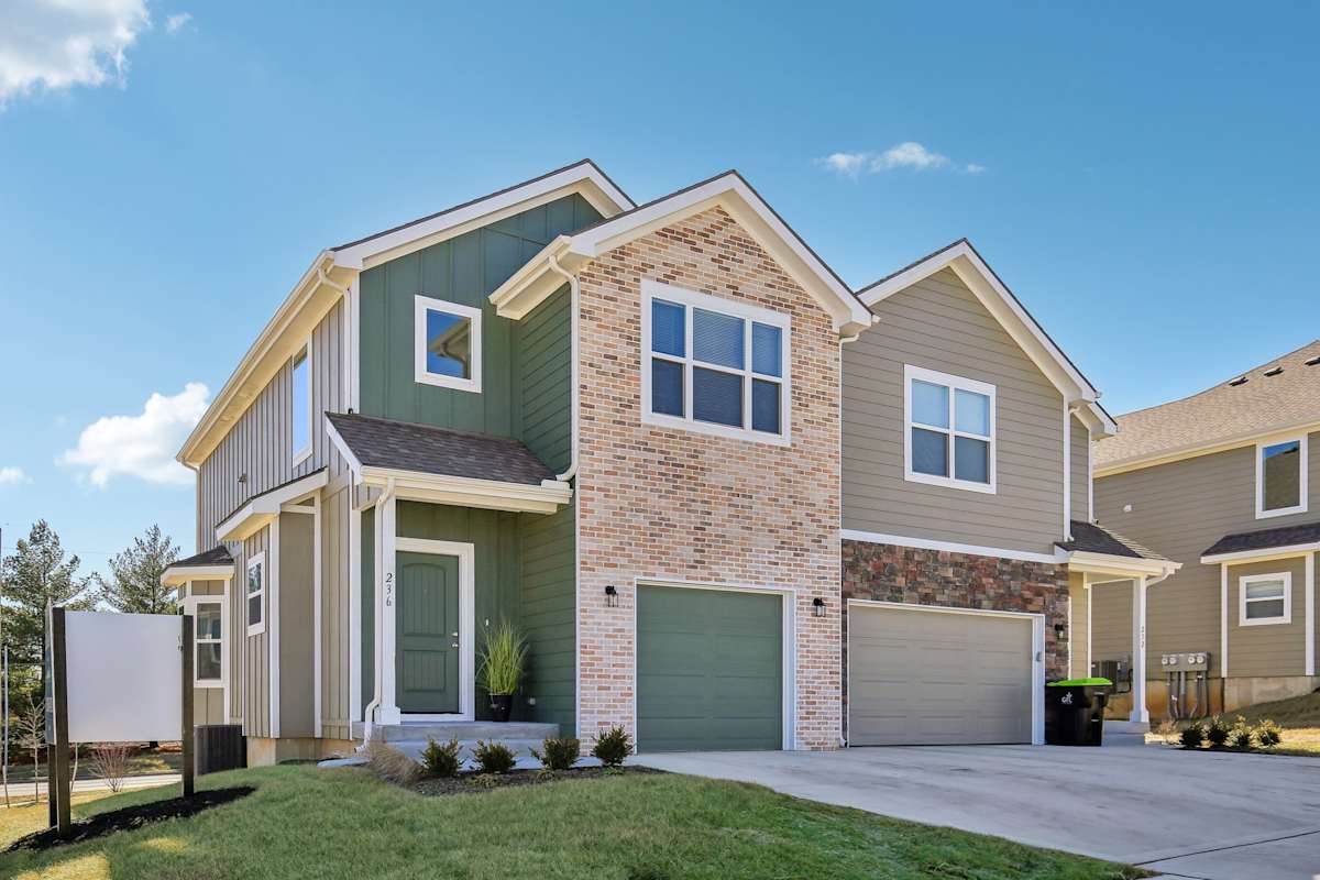 Chapman Ridge Townhomes exterior with attached garage - Blue Springs, MO