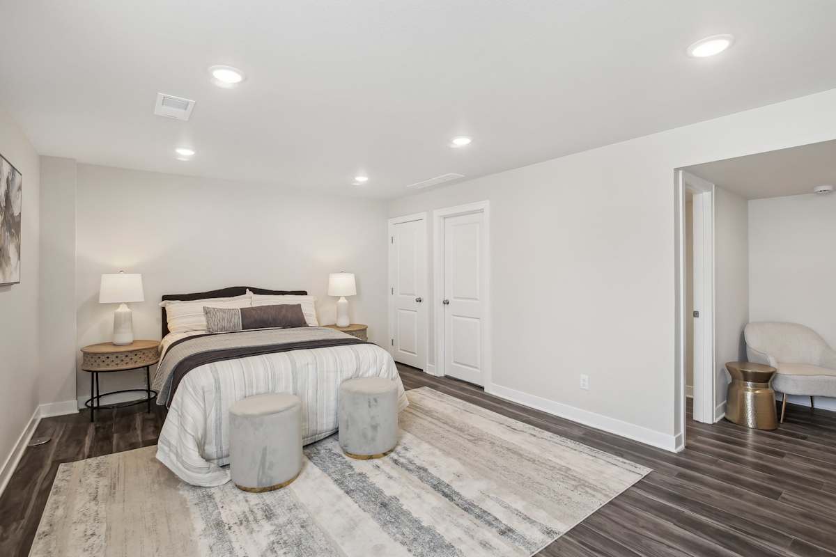 Chapman Ridge Townhomes bedroom with bench seating - Blue Springs, MO