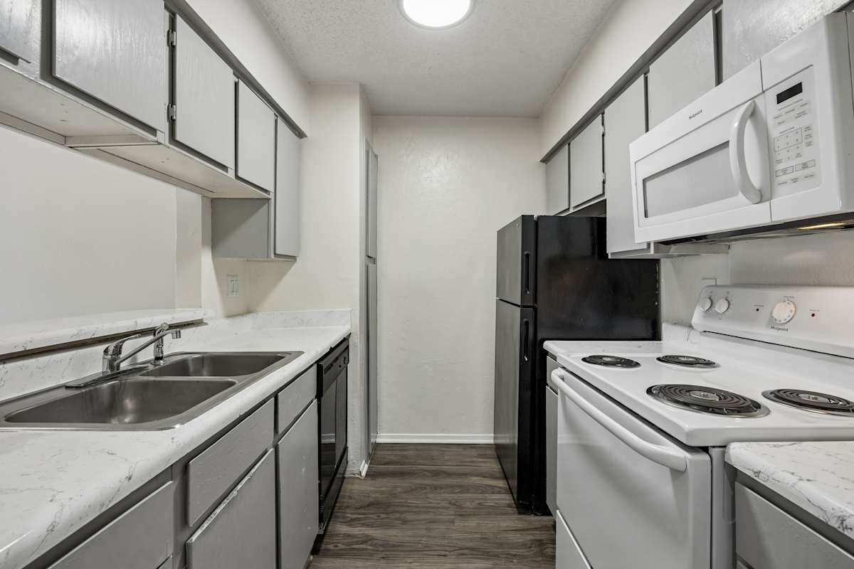 Tealwood Apartment Homes kitchen with appliances - Dallas, TX