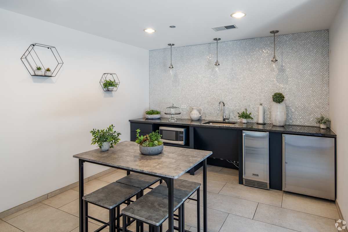 Circa 922 community kitchenette seating area - Chicago, IL