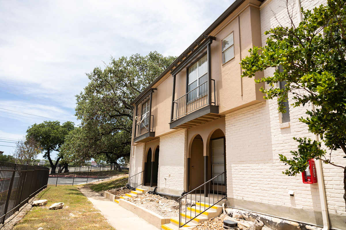 Oak Terrace exterior building with balcony - San Antonio, TX