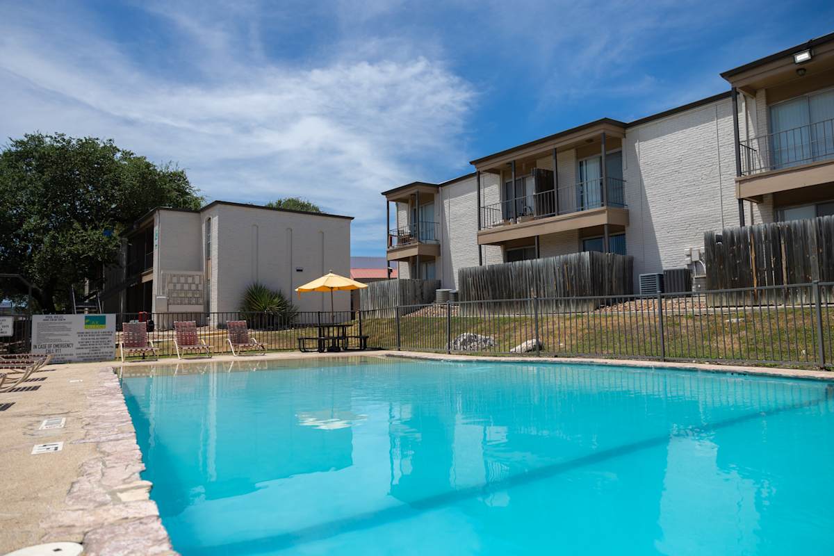 Oak Terrace swimming pool courtyard - San Antonio, TX