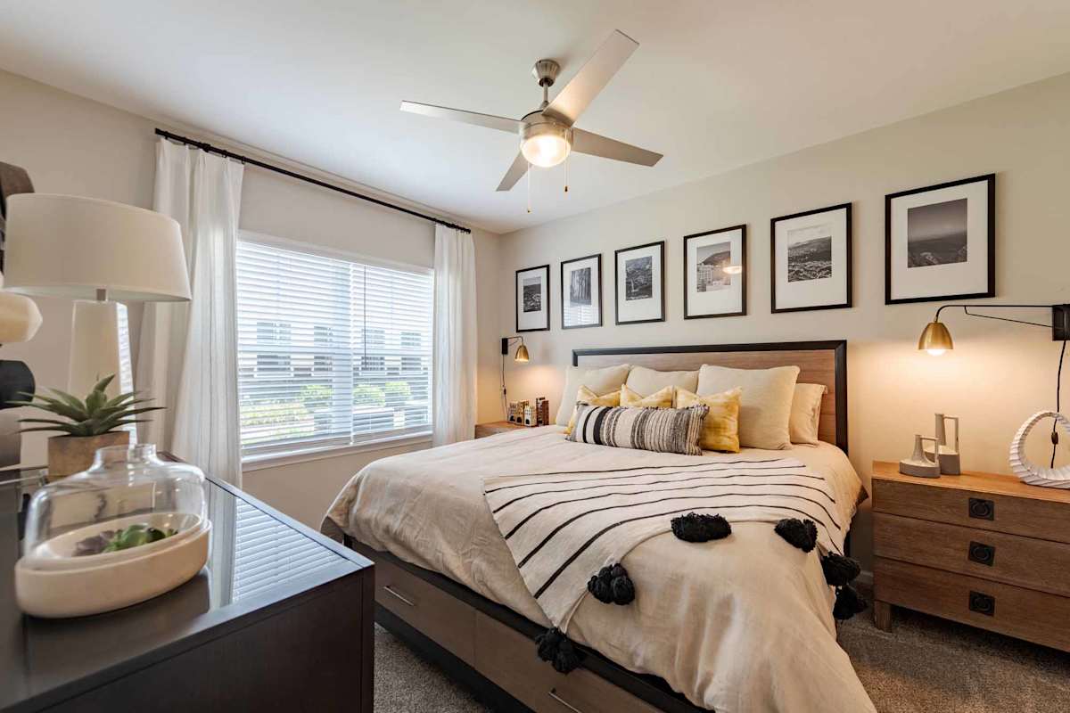 District Vue bedroom with ceiling fan - Roanoke, VA