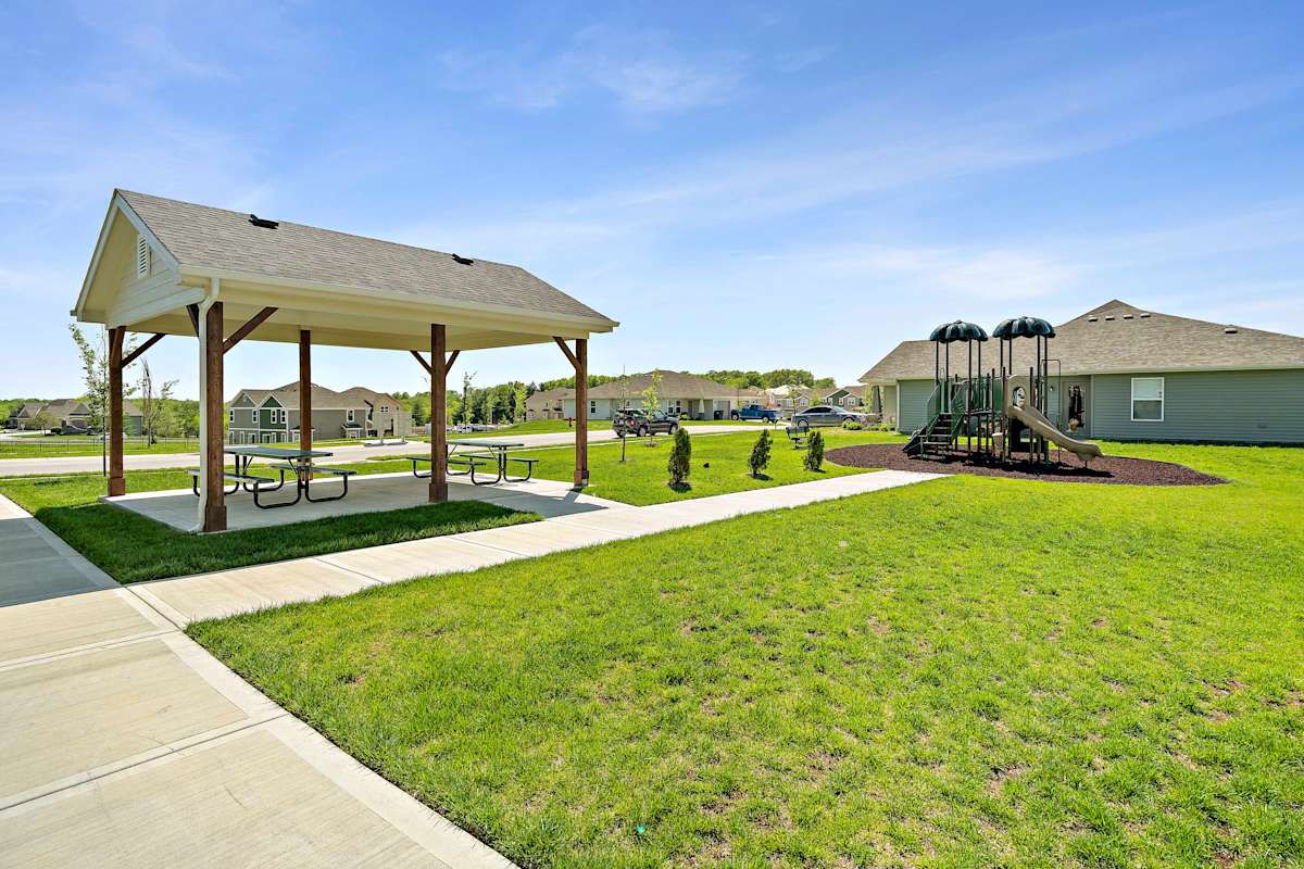Chapman Ridge Townhomes playground and picnic area - Blue Springs, MO