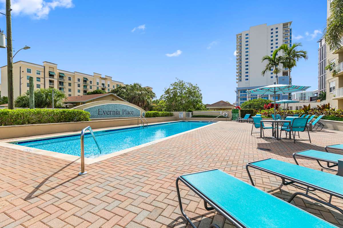 Evernia Place lap pool with seating - West Palm Beach, FL